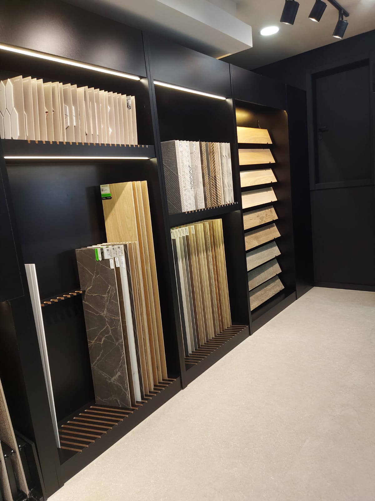 Imagem ilustrativa de Expositor com prateleiras