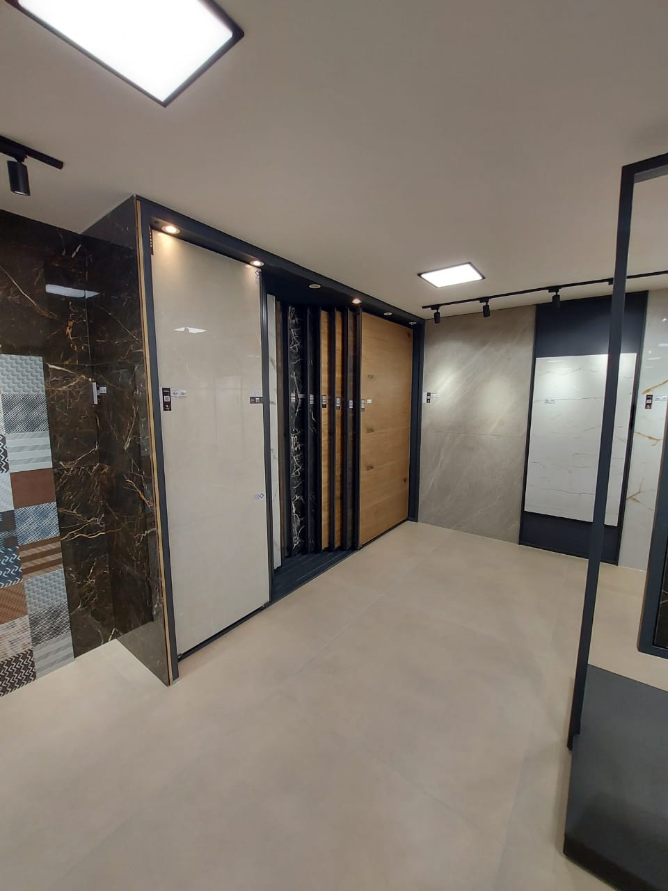 Imagem ilustrativa de Expositores para loja de cerâmica em Santa Catarina